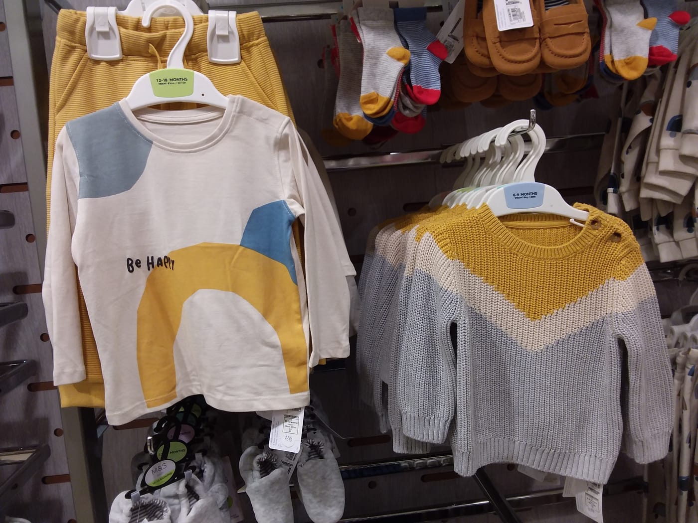 Arara com roupas infantis em uma loja