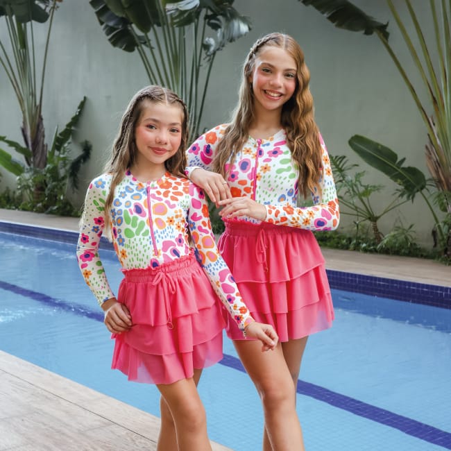 Duas meninas com a Saia Bianca rosa na piscina