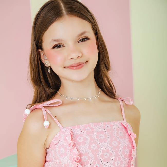 Menina sorrindo com o Vestido Lara rosa