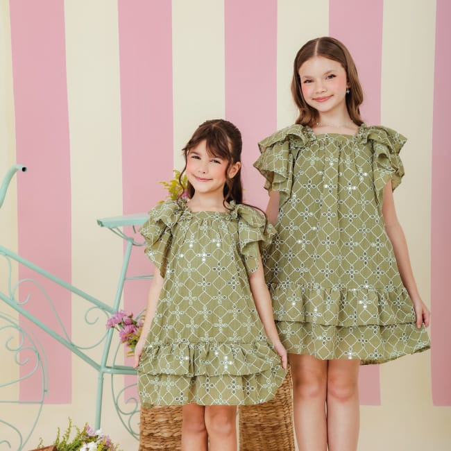Duas irmãs de tamanhos diferentes com o mesmo Vestido Ariza