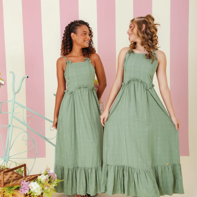 Duas meninas de mãos dadas com o Vestido Débora verde