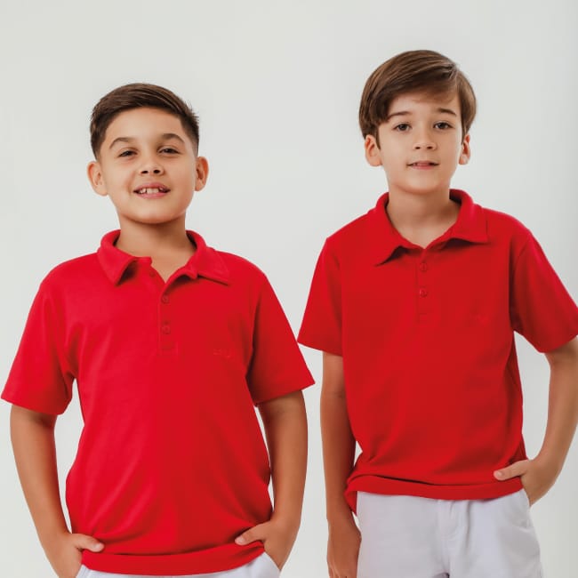Dois meninos com a Polo Will vermelha